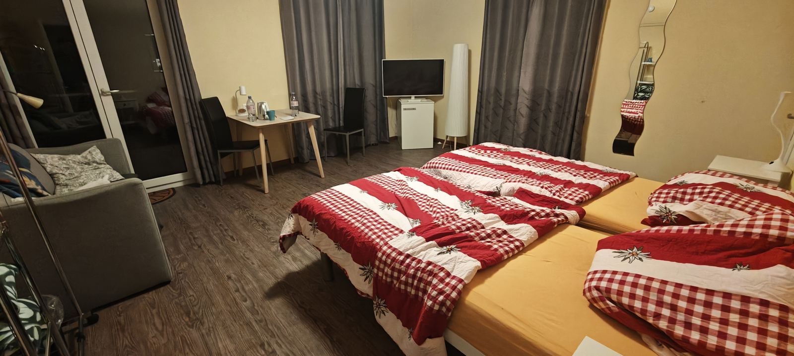 Guest room with twin beds, table and chairs